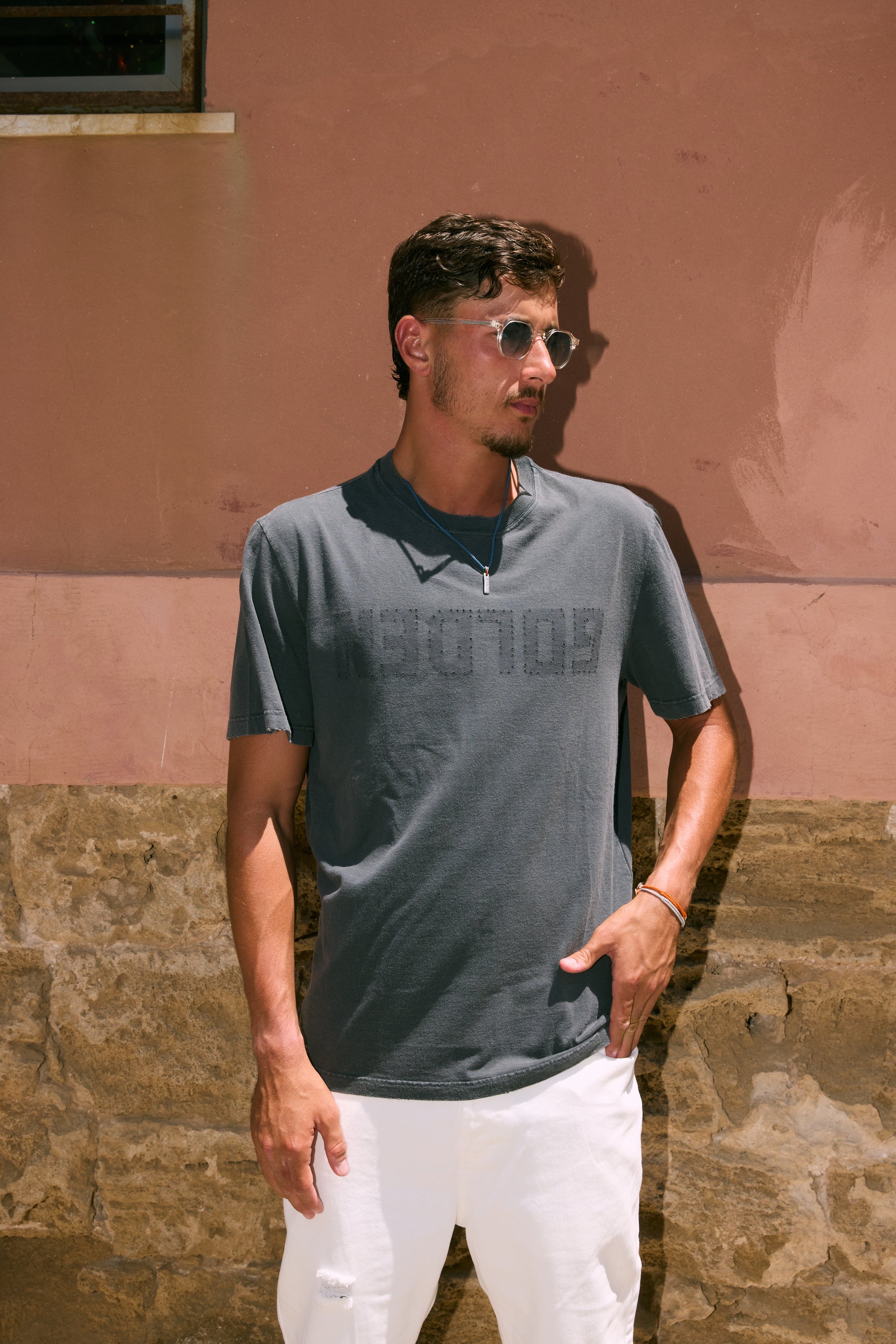 Men's anthracite gray T-shirt with distressed treatment